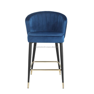 Silla de Bar Moderna de Terciopelo Azul con Estructura Metálica y Detalles Dorados para Uso en Bares Domésticos - Product Image 1