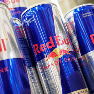 Bebida Energética Red Bull, Edición Limitada, Bebida Funcional Premium que Aumenta la Energía, la Alerta Mental y la Concentración, Perfecta para el Trabajo - Product Image 1