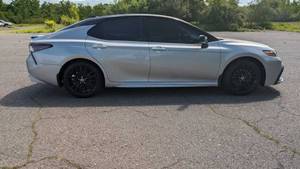 โตโยต้า แคมรี่ ไฮบริด XSE ซีดาน ปี 2023 เกียร์อัตโนมัติ เบาะหนัง หลังคาพาโนรามิกซันรูฟ - Product Image 2