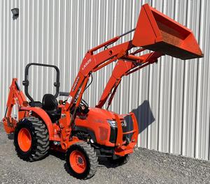 Tractor Kubota B2301 disponible con cortacésped medio y accesorio - Product Image 1