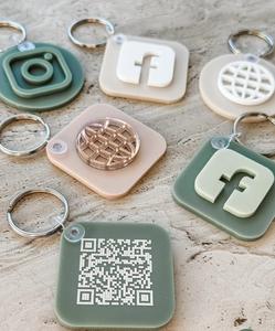 Letrero acrílico 2025 para venta minorista: código QR personalizado e integración de logotipo - Product Image 4