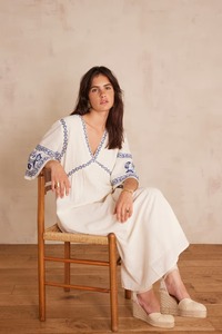 Robe longue 100% coton douce et respirante de meilleure qualité pour femmes avec broderie Vintage col en V confortable à porter au quotidien d'Inde - Product Image 2