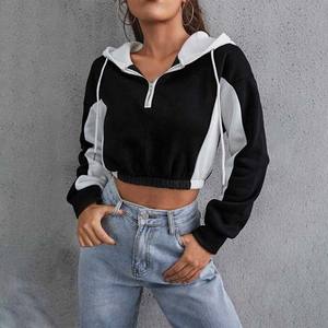 Top Corto Holgado con Capucha de Dos Colores para Mujer, Diseño Moderno - Product Image 1