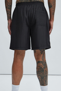 Short noir élégant pour homme avec une coupe moderne et un tissu léger, parfait pour le streetwear décontracté et le confort d'été - Product Image 5