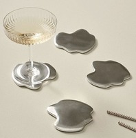 Dessous de verre en métal classiques de qualité supérieure, fabriqués à la main, pour tables basses et comptoirs de salle à manger.