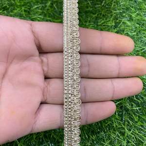 优质手工钩编 100% 聚酯网状刺绣条纹威尼斯蕾丝边饰 12 毫米宽散装卷装奢华传统 - Product Image 4