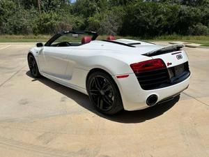 Audi R8 V10 quattro Spyder 2014 Usado en Buen Estado, Convertible de 2 Puertas, Tracción en las Cuatro Ruedas - Product Image 2