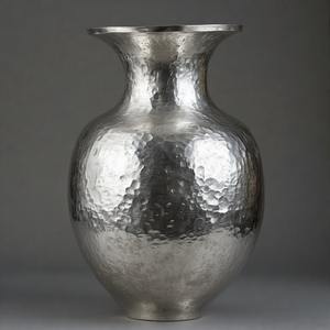 Vase en nickel fabriqué à la main à lueur nordique avec vase à silhouette audacieuse Design en relief floral déclaration d'accent de décor à la maison - Product Image 5