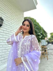 Premium Bollywood Style Organza Brodé Kurti Avec Dupatta Crêpe Pantalon 3/4 Manches Plein Intérieur En Vrac En Gros pour Les Fêtes - Product Image 4