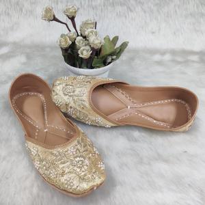 Chaussure en cuir véritable confortable et facile à porter pour femme, fabriquée à la main en Inde, broderie personnalisée, bande élastique traditionnelle sur l'orteil - Product Image 2