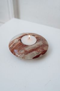 Porte-bougie en marbre minimaliste, créé pour un style intérieur propre avec une lumière douce et apaisante de bougie - Product Image 6
