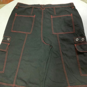 Pantalon cargo baggy gothique noir et rouge zippé pour femme, transformable en short - Product Image 4