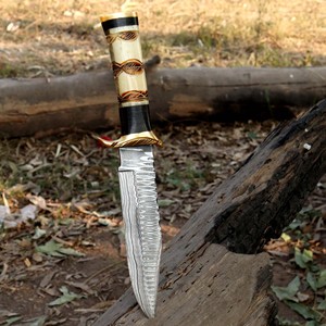 Couteau à lame fixe en acier damas fait à la main avec poignée décorative gravée pour l'approvisionnement en gros de camping de survie en plein air. - Product Image 6