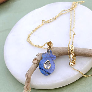 Collar de cadena con colgante de labradorita azul natural tallada en forma de flor, chapado en oro, con bisel de circonita blanca, venta al por mayor - Product Image 1