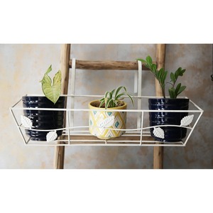 Maceta de hierro de diseño elegante con acabado blanco elegante y brillo sutil para la decoración del hogar inspirada en la naturaleza y el uso del jardín - Product Image 1