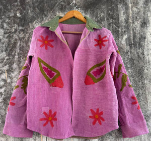 Chemise-veste en coton vintage Kantha Suzani – Surchemise en coton réversible matelassée faite à la main, style bohème patchwork pour femmes - Product Image 2