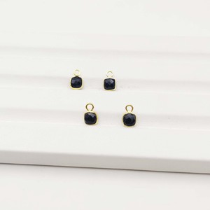 Pendentif coussin en onyx noir, breloque en pierre précieuse à facettes minuscule dans une lunette plaquée or pour bijoux de bricolage et créations de breloques minuscules faites à la main - Product Image 1