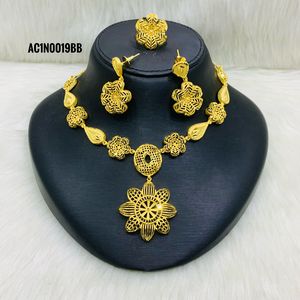 Ensemble de colliers en laiton plaqué or pour femmes avec chaîne de boîte à motifs floraux pour mariage et fête - Product Image 1