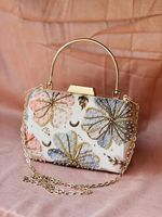 Pochette classique en soie Zardozi à imprimé floral et demi-lune, ornée de perles, faite à la main, pour femme, idéale pour les fêtes, brodée, cadeau de mariage indien
