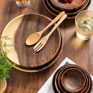 Des assiettes en bois élégantes et durables pour un repas intemporel par Crescent Crafts - Product Image 2