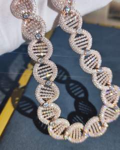 สร้อยคอเชือก VVS1 ICEBOX ขนาด 8 มม. ประดับเพชรทรงบริลเลียนต์คัต 12 มม. ดีไซน์มุกสันติภาพ คลาสสิก ชุบทอง 14K ได้รับการรับรองจาก IGI สำหรับทุกเพศ เหมาะสำหรับเป็นแหวนหมั้น - Product Image 2