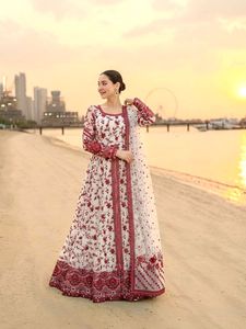 Ensemble robe longue à manches longues avec broderie Georgette, bas et dupatta confortables, vêtements indiens élégants pour femmes - Product Image 2