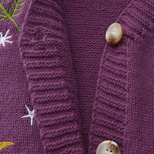 Cárdigan de Punto Premium con Cuello en V, Bordado, Cierre de Botones, Logotipo Personalizado, Tejido Suave de Algodón y Lana, Estilo Casual para Invierno - Product Image 4