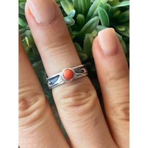 Bague Carson Blackgoat vintage en pierres précieuses, corail et argent sterling avec sertissage géométrique, taille 5.75, pour usage quotidien - Product Image 2