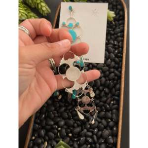 Boucles d'oreilles pendantes Zuni faites à la main en turquoise de Kingman et argent sterling, design géométrique - Product Image 5
