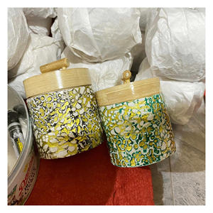 Boîte en bambou avec incrustation de coquille d'œuf et motif floral artisanal - Contenant décoratif en nacre pour les friandises du Ramadan - Product Image 4