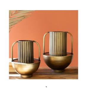 Florero de metal de diseño con acabado vintage alto para decoración de interiores y estilo de hogar Premium con flores artificiales - Product Image 2