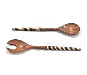 Ensemble de serveurs à salade à poignée en rotin en bois au design unique Outils à salade en forme et taille personnalisés - Product Image 1