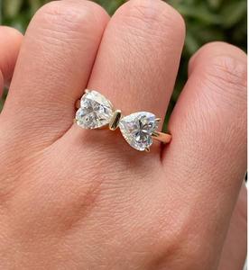 Anillo de compromiso de oro macizo de 14 quilates con diamante cultivado en laboratorio de 2.50 quilates en forma de corazón, estilo Toi et Moi, de gran venta. - Product Image 1