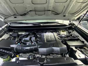 Toyota Land Cruiser Prado TXL 4.0L V6 Essence Automatique 4x4 d'occasion 2023, conduite à gauche, pour l'exportation - Product Image 2