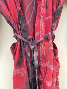 Kimono de seda rojo y negro hecho a mano ligero indio reciclado para playa y Festival para verano y otoño tamaño libre - Product Image 3