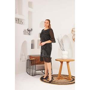Vestido Midi Negro Elegante RMG para Tallas Grandes con Detalle de Tul en Mangas y Dobladillo, Estampado de Hojas, Tejido 100% Poliéster, Verano - Product Image 2