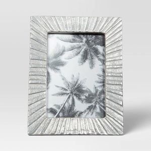 Cadre photo en métal décoratif avec un attrait luxueux, conçu pour l'affichage sur table et l'embellissement intérieur - Product Image 3