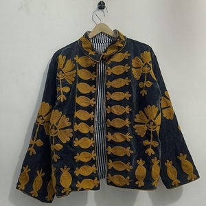 Veste de broderie Suzani faite à la main de qualité supérieure pour les acheteurs de mode mondiaux et les revendeurs de vêtements d'extérieur disponibles à la vente - Product Image 1