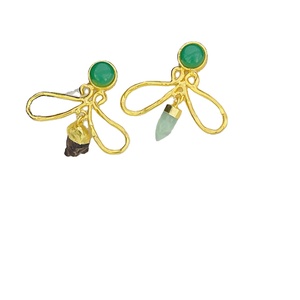 Boucles d'oreilles en plaqué or avec un grand clou en pierre précieuse d'onyx vert avec un bracelet et des bracelets en métal massif de haute finition - Product Image 2