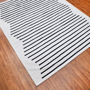 Tapis marocain en coton rayé fait à la main pour le salon, la chambre à coucher, la chambre d'enfant, blanc avec un design tufté antidérapant et lavable - Product Image 1