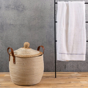 Une solution de stockage élégante et fonctionnelle pour les articles de lessive Conteneur durable et respirant pour les vêtements sales Panier en jonc de mer - Product Image 5