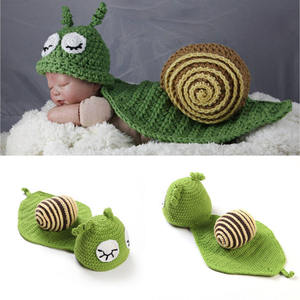 Costume d'escargot tricoté à la main en promotion pour séances photo de bébés, nouveau-nés et nourrissons - Product Image 3