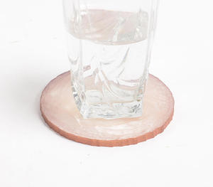 Posavasos Redondo de Resina Hecho a Mano con Diseño Único de Remolino Rosa, Accesorio Decorativo para Protección de Mesa, Artículos Modernos para Bar en Casa - Product Image 2
