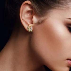 Pendientes de Botón Florales Minimalistas de Oro Rosa de 14K, Elegancia Moderna, Finamente Elaborados con Diamantes de Laboratorio, Joyería Fina para Mujer - Product Image 4