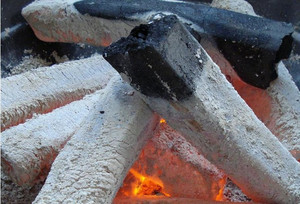 Charbon de bois noir en bois dur de France - Haute teneur en carbone - Durée de combustion de 4 à 6 heures - Product Image 2