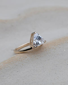 Anillo minimalista de moissanita de corte Trilliant de 0,50 quilates con cesta flotante lateral ideal para apilar o joyería nupcial - Product Image 2