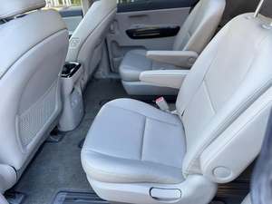 รถยนต์เกีย คาร์นิวัล ปี 2019 สภาพดี ใช้งานน้อย เกียร์อัตโนมัติ เครื่องยนต์เทอร์โบ ภายในสีอ่อน เบาะหนัง กล้องมองหลัง ยาง R17 พวงมาลัยซ้าย - Product Image 3