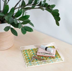 Plateau de service en acrylique avec design unique en verre léger, parfait pour le service d'eau et les événements imprimés sur mesure - Product Image 5