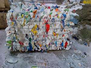 Déchets et flocons de bouteilles en PET disponibles à la vente - Product Image 2