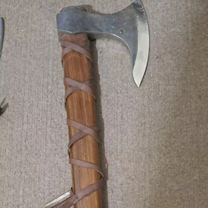 Hacha especial reacondicionada con recubrimiento en polvo verde con Funda de cuero - Product Image 1